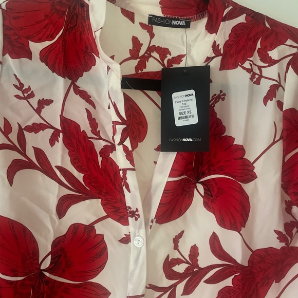 Fashion Nova red and white Floral Emotions top NWT - Picture 2 of 3